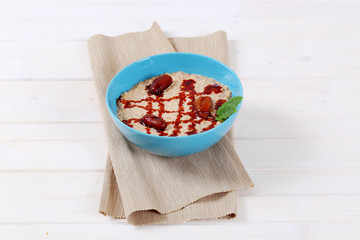 oatmeal porridge with dates