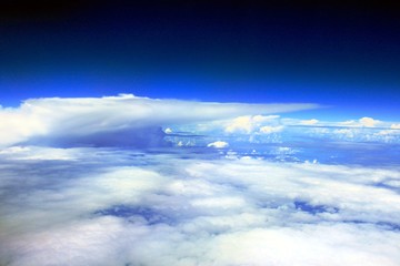 Fototapeta na wymiar Fliegen über den Wolken