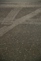  Auto Reifenprofil-Spur in Asphalt eingedrückt mit Rollsplit