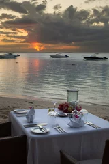 Poster Le Morne, Mauritius Festlich gedeckter Tisch am Strand bei Sonnenuntergang in Le Morne, Mauritius, Afrika.