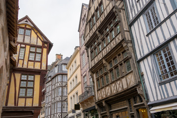 Façades dans une vieille rue de Rouen, France