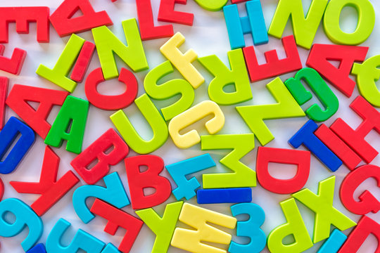 Bunte Zahlen und Buchstaben als Hintergrund zum Thema lernen und Schule