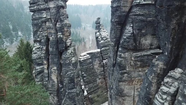 Drohnenflug durch das Elbsandsteingebirge