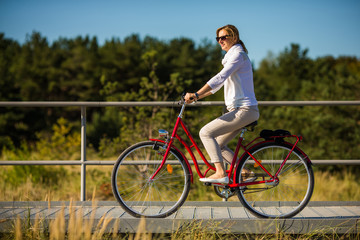 Obraz premium Woman riding bike outdoor