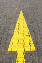 Fahrbahnmarkierung Gelber Pfeil