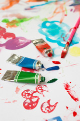 Obraz premium Closeup water colors (equipment of painting) on child's painting in a white paper.