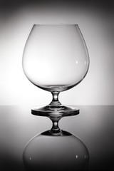 Glas für Weinbrand und Cognac im Gegenlicht