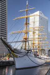 Fototapeta na wymiar Port Museum mit Segelschiff von Yokohama in Japan.