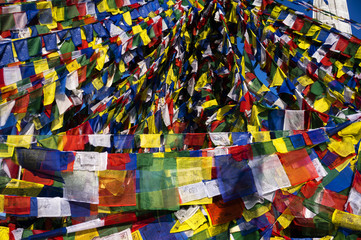 Fototapeta na wymiar Des centaines de drapeaux à prières bouddhiste tibétaine 