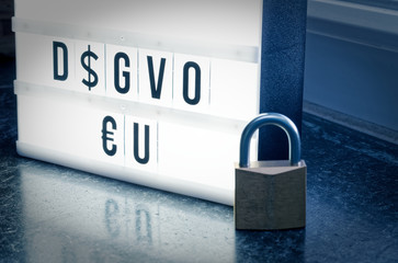 Tafel mit der Aufschrift DSGVO EU(Datenschutzgrundverordnung) in englisch GDPR (General Data...