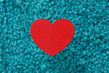 красное бумажное сердце на синем фоне