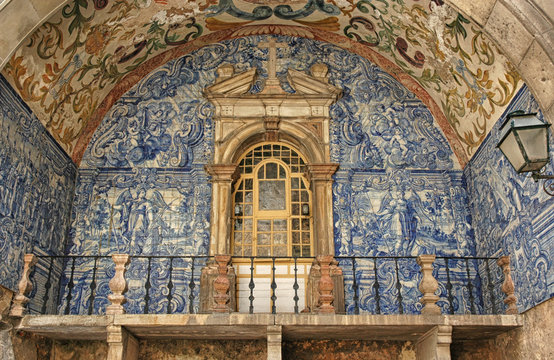 Tipico azulejo portoghese su arco in pietra