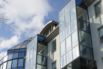 Obraz premium Wohnhaus / Wohnhaus mit einer Glasfront