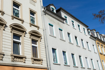 Obraz premium Haus / Mehrfamilienhaus mit vielen Fenstern