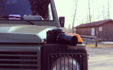 Fototapeta premium Foto Safari mit Kamera und Geländewagen
