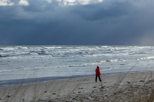 Promenad p&aring; strand vid havet en mulen vinterdag