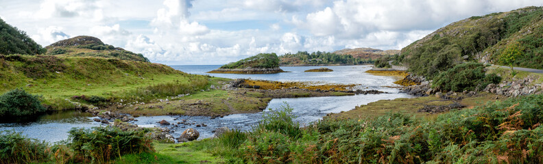 Obraz premium Beautiful waterfront scene in Northwest Scotland.