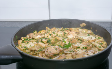 Bratpfanne mit frischen Pilzen