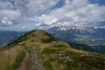 Fototapeta na wymiar Österreich wandern Ausblick Alpen weite Ferne