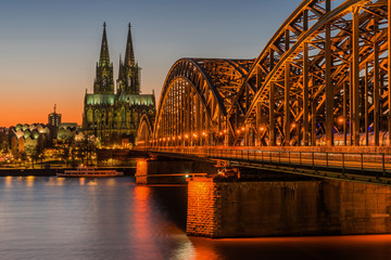 Fototapeta premium Köln – Dom und Hohenzollernbrücke
