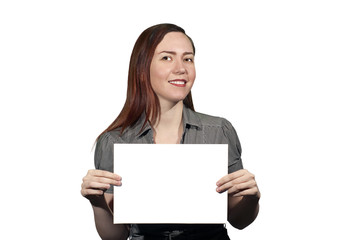 Naklejka premium smiling young woman on a white background holds a a white blank banner with copyspace