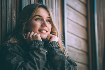 Obraz premium portrait Young pretty woman in winter in a log cabin in the snow