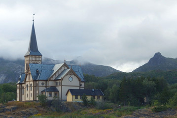 Fototapeta premium Norweskie wyspy Lofoty - Kościół Vågan w Kabelvag (Katedra Lofocka).