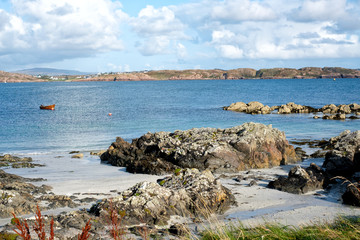 Fototapeta na wymiar A beautiful view of a beach and the turquoise water on the Isle of Iona in Scotland.