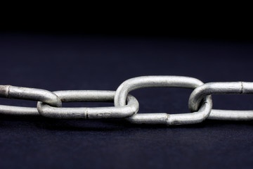 Obraz premium chain on a black background close-up of a selective focus