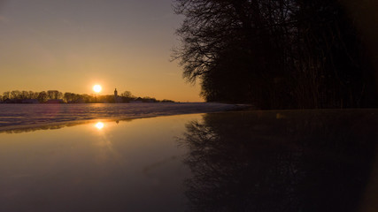 Sonnenuntergang im verschneiten Dorf