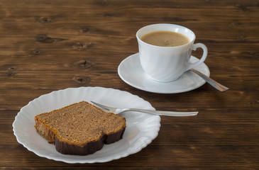 Schokoladenkuchen mit einer Tasse Kaffee