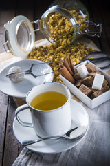 Infusión de manzanilla hecha de flores silvestres, bebidas calientes con propiedades medicinales