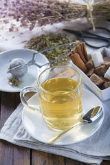 Infusión de poleo menta hecha con flores de recolección silvestre y un infusor, bebidas calientes con propiedades medicinales