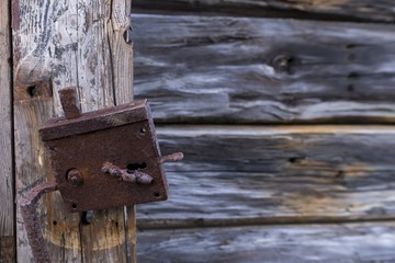 Altes , verrostetes Türschloß an einem alten Holzschuppen
