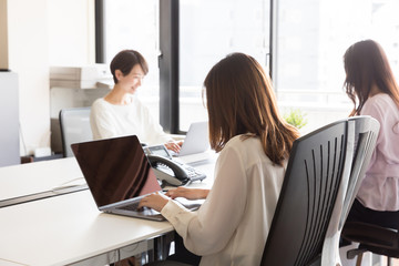 オフィスで働くOL