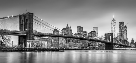 Brooklyn Bridge und New York City Manhattan Skyline der Innenstadt in der Abenddämmerung mit Wolkenkratzern über dem East River Panorama beleuchtet. Panorama-Komposition.