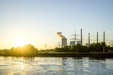 Kohlekraftwerk am Fluss im Sonnenuntergang 