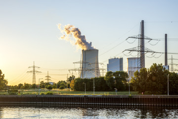 Kohlekraftwerk am Fluss im Sonnenuntergang 
