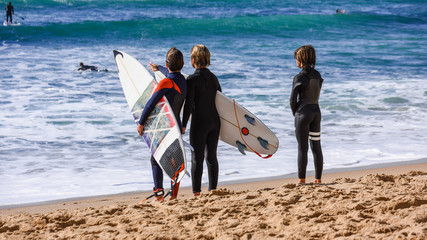 Junge Surfer am Strand von Carcavelos  Portugal © majonit