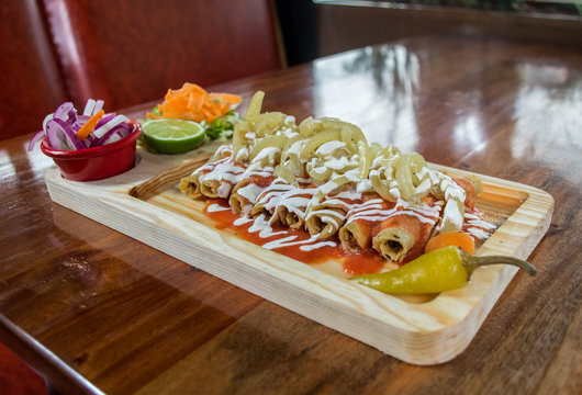 Tacos dorados con verdura