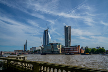 Obraz premium The Thames River in London is a great way to see the city on a relaxing boat ride.
