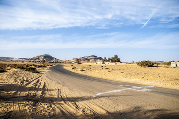 砂漠の間を走る道路