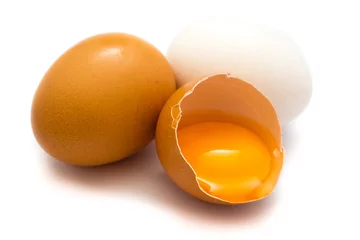 Foto op Aluminium Braunes Ei Hühnerei Eier isoliert freigestellt auf weißen Hintergrund, Freisteller © oxie99