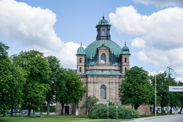 Fototapeta na wymiar Wallfahrtskirche in Freystadt in der Oberpfalz Bayern blauer Himmel 