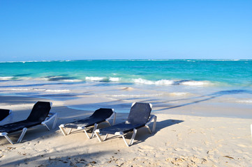 Fototapeta na wymiar chaise-longue against the backdrop of the Caribbean Sea and blue sky
