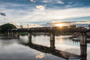 Obraz premium Ancient train running on bridge in River Kwai landmark of Kanchanaburi
