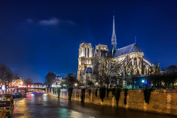 Fototapeta na wymiar View over Seine onto illuminatred back side of Notre Dame de Paris at night in Paris France