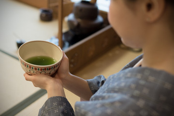 着物の女性　茶道