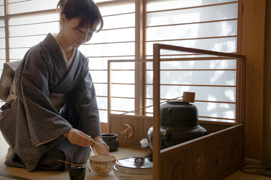 着物の女性　茶道