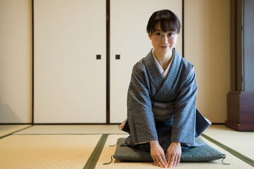 着物の女性　茶道
